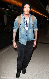 幻灯：贝克汉姆神情严肃飞抵伦敦 大秀两臂纹身