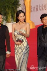 组图：金鸡百花闭幕 女星超低胸长裙爆乳抢镜
