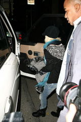 幻灯图集：克里斯蒂娜有惊无险 撞车后依旧购物