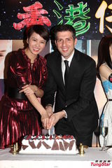 组图：梁咏琪庆生与老外丈夫激吻旁若无人