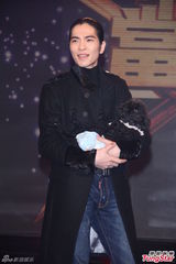 组图：萧敬腾再遭恐吓 出席活动特携萌宠作陪