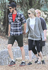 组图：蜘蛛侠情侣加菲与艾玛野外亲密散步