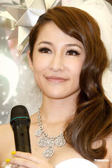 高清：萧亚轩化身纯美新娘 获赠10克拉钻石戒指