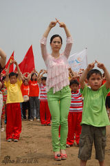 组图：芙蓉姐姐出席公益活动 放飞和平鸽露肉走光