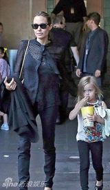 组图：朱莉黑色透视衫出街 家庭日独自当孩子王