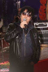 组图：郑钧曝光《摇滚藏獒》海报全程不离黑超