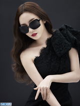 组图：KARA具荷拉拍写真 墨镜抢眼潮范足