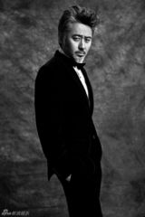 组图：吴秀波化身音乐顽童 黑白底片露萌态