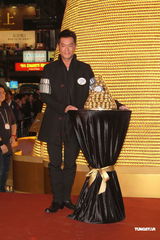 组图：古天乐曝儿时圣诞糗事 送花给女生被当众扔掉