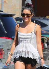 组图：凡妮莎-哈金斯街拍吊带纱衣搭配热裤