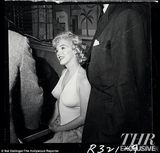 组图：梦露赴派对旧照首曝光 身穿经典露背礼服