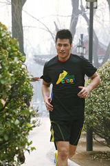 组图：李晨浩拍户外运动大片展健硕身材