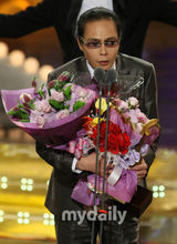 幻灯图：众星出席2009KBS电视台演艺大奖颁奖礼