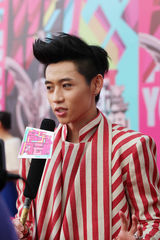 组图：魏晨红色条纹装另类 打造最炫阿拉伯风