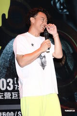 组图：陈奕迅台北签票遭台风搅局 演唱会曲目歌迷选