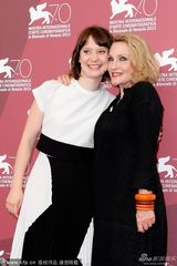 组图：《沙漠驼影》发布 女主角裙装显优雅大方