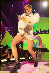 组图：麦莉雷人渔网装开唱 黑色乳贴似走光