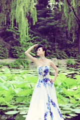 组图：芙蓉姐姐青花瓷玩中国风 重回清华园摆POSE