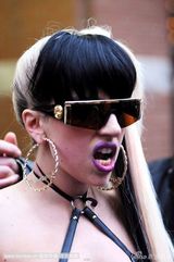 组图：Lady Gaga街头拍片衣着单薄 秀豪乳引人注目