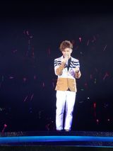 组图：张智成献唱成名曲 助阵表妹梁静茹演唱会