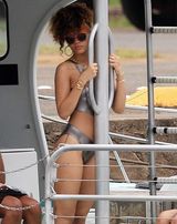 组图：蕾哈娜泳装现身游艇秀火辣身材