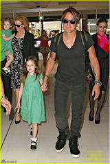 组图：妮可基德曼黑超遮面 穿印花裙带爱女度假