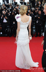 组图：戴安克鲁格戛纳走秀和男友恩爱