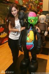 组图：Angelababy休闲装亮相 邻家女孩娇俏可人