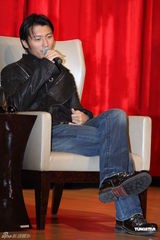 组图：《新少林寺》上海宣传 范冰冰皮草披肩展华贵