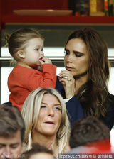 组图：贝克汉姆退役赛维多利亚携子女观战