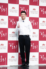 独家高清：金喜爱刘亚仁《密会》发布深情对视