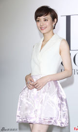 组图：孙俪短裙亮相台北优雅时尚