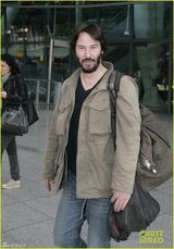 组图：基诺里维斯络腮胡颓废 挥手示意帅气不再