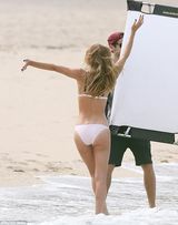 组图：变女郎汉丁顿沙滩拍写真 风骚甩发秀蜂腰