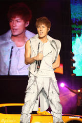 组图：吴克群个唱湿身秀腹肌 和女模互摸掀高潮