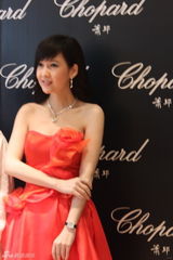 组图：周慧敏妩媚出席活动 肌肤白皙气质优雅高贵