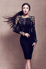 组图：秦岚气质写真 吕后褪下霸气展甜美笑容