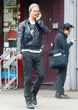 高清图：克里斯-海姆斯沃斯现身伦敦 吐舌表情多