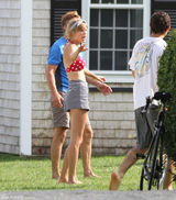 组图：泰勒身穿波点泳装现身肯尼迪家族别墅
