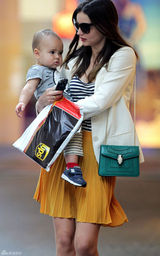 组图：辣妈米兰达风姿绰约 宝贝儿子诠释“天然呆”