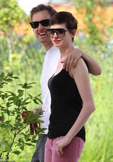 组图：安妮-海瑟薇与未婚夫遛狗晒幸福