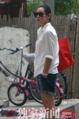 组图：刘若英素颜出门 与男友人亲密挑家具