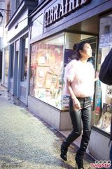 组图：薛凯琪寓工作于旅行 法国小镇拍摄浪漫MV