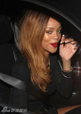 组图：蕾哈娜透视紧身短裙 真空上阵豪放露点