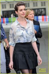 组图：海瑟薇裸妆伦敦录节目 透视衬衫短裙黑丝