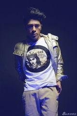 组图：黄智博炫酷写真 玩转金属风