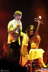 组图：林子祥香港个唱父子档 林德信弹琴助唱