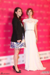 组图：刘涛扮邓丽君致敬经典 刘雨欣酥胸半露