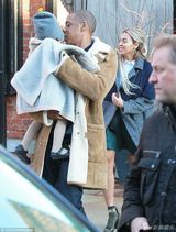 组图：碧昂斯一家白宫赴宴 JayZ吻女儿父爱满满