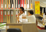 浪眼独家：潘粤明显孝心带母亲挑选家具
